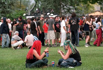 Asistentes al festival de música 'Festimad" celebrado en El Soto de Móstoles en mayo de 2001.