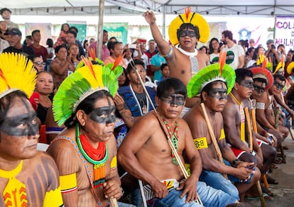 Guerreiros Kayapó fazem barreira humana para proteger Raoni, indicado ao Prêmio Nobel da Paz, em evento tumultuado por fazendeiros e grileiros