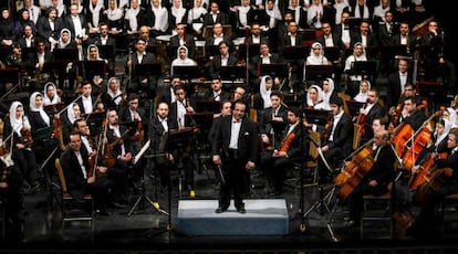 La Orquesta Sinfónica, dirigida por Ali Rahbari, tras tocar una pieza, el 16 de marzo en Teherán.