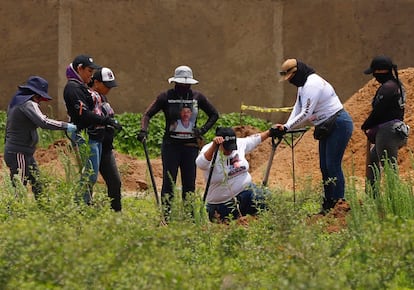 Integrantes del colectivo Guerreros Buscadores trabajan en una fosa clandestina de Las Agujas.
