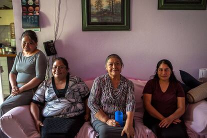 Desde la izquierda, Noemí Romero, su hermana, su madre y su prima en su casa en Chimalhuacán.