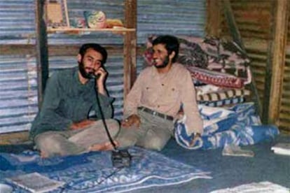 El presidente iraní, Mahmud Ahmadineyad (derecha), en el frente, durante la guerra Irán-Irak (1980-1988).