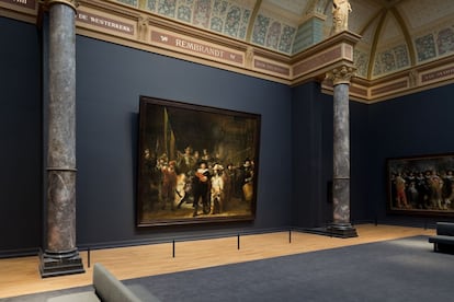 El cuadro, tal vez el más emblemático de Rembrandt y una seña de identidad del Siglo de Oro holandés de la pintura, vuelve a la sala de honor del museo tras haber pasado nueve años en el ala Philips de la propia pinacoteca.