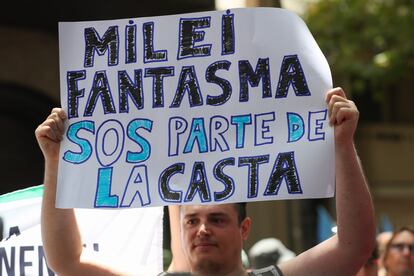 Un manifestante levanta un cartel con la frase "Milei fantasma, sos parte de la casta", durante las protestas de este miércoles. 