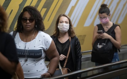 Moradoras de São Paulo usando máscara no metrô.