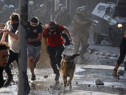 Manifestantes antigubernamentales chocan con la policía mientras protestan contra el aumento del coste de vida el 20 de octubre de 2019 en Santiago, Chile. 