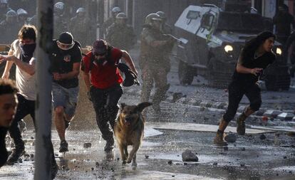 Manifestantes antigubernamentales chocan con la policía mientras protestan contra el aumento del coste de vida el 20 de octubre de 2019 en Santiago, Chile.