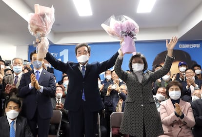 Lee Nak-yon, uno de los candidatos del Partido Demócrata surcoreano y ex primer ministro del país, celebra el resultado electoral de este miércoles en su circunscripción de Seúl alzando ramos de flores.