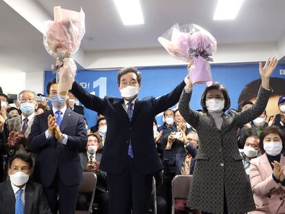 Lee Nak-yon, uno de los candidatos del Partido Demócrata surcoreano y ex primer ministro del país, celebra el resultado electoral de este miércoles en su circunscripción de Seúl alzando ramos de flores.