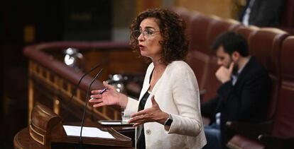 La ministra de Hacienda, María Jesús Montero, durante su intervención en el pleno celebrado este jueves en el Congreso.