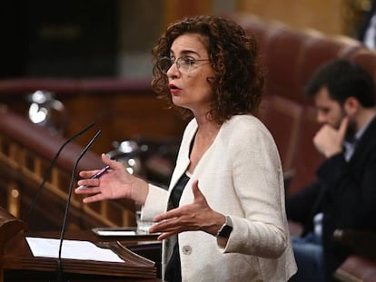 La ministra de Hacienda, María Jesús Montero, durante su intervención en el pleno celebrado este jueves en el Congreso.