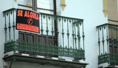Un cartel anuncia el alquiler de una vivienda en el casco histórico de Sevilla.