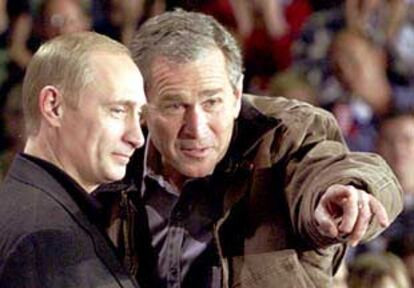El presidente George Bush conversa con su homólogo ruso, Vladímir Putin, en el rancho de Crawford.