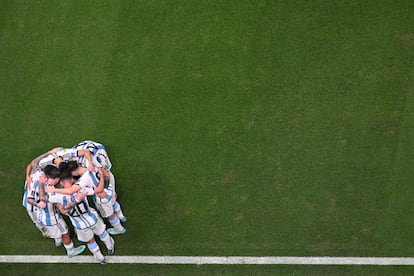Los jugadores argentinos, celebrando el primer gol de Lionel Messi anotado desde el punto de penalti.