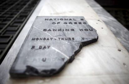 Placa a la entrada del Banco Nacional de Grecia.