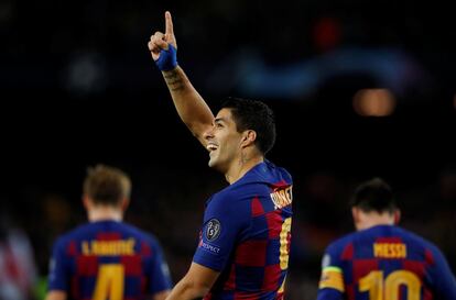 Luis Suárez celebra el primer gol del partido. 