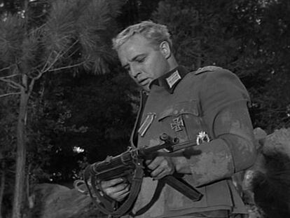 Marlon Brando con una metralleta MP 40 Schmeisser en 'El baile de los malditos'.