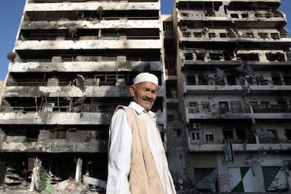 Un hombre frente a un edificio destrozado de Misrata.