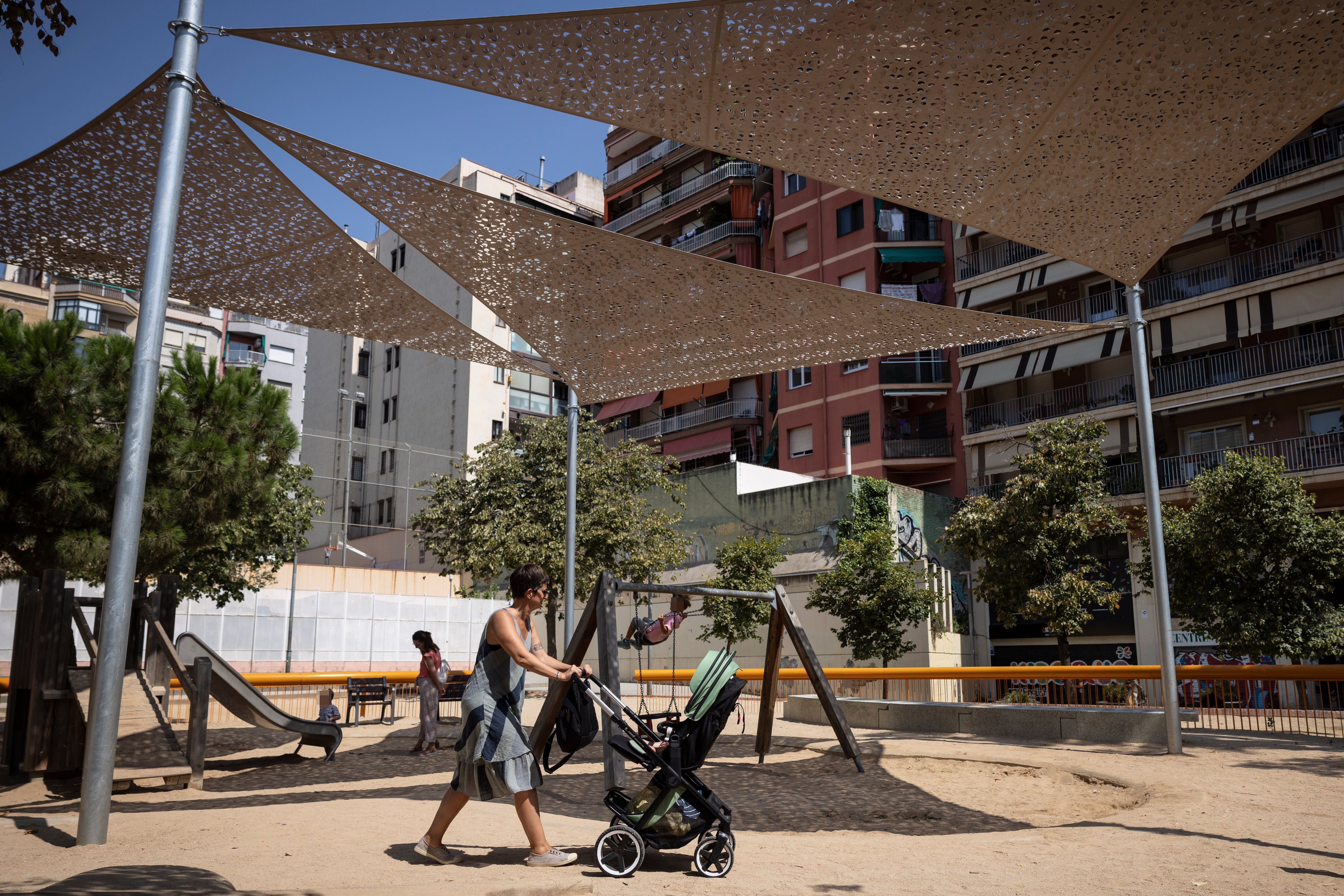 Barcelona instalará 75 nuevas sombras este verano en áreas de juego y patios escolares