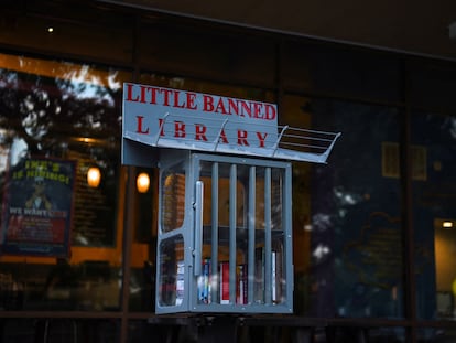'Pequeña Biblioteca Gratuita', iniciativa cuya variante local ha sido apodada "Pequeña Biblioteca Prohibida" invita a los residentes a llevar libros que han sido cuestionados por las escuelas de todo el Estado de Texas, en Houston (EE UU), el 3 de mayo de 2023.