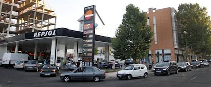 Una gasolinera de Repsol en la calle Alcar&aacute;, en Madrid.