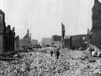 Habitantes de San Francisco caminan entre las ruinas de la ciudad tras el terremoto del 18 de abril de 1906.