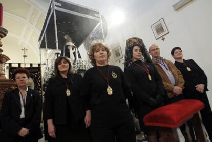 Rafael Díaz, segundo por la derecha, con las anderas de la imagen de Nuestra Señora de los Dolores.