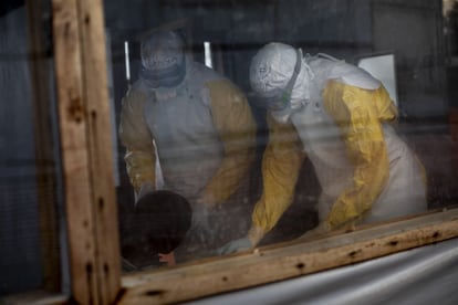 El personal médico ataviado con equipos de protección completos realiza el turno médico para comprobar el estado de los casos sospechosos de ébola en República Democrática del Congo, en 2019.