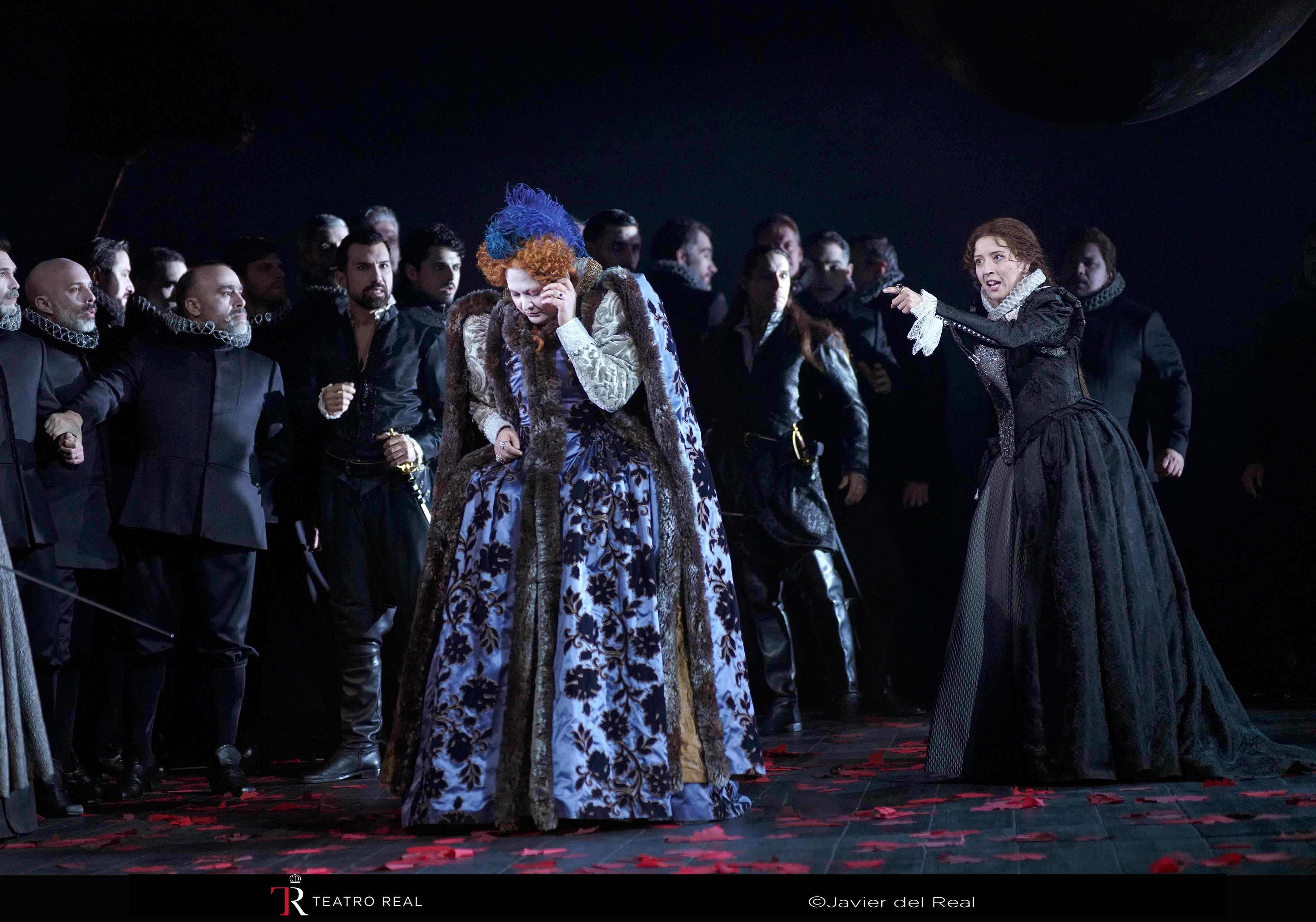 Aigul Akhmetshina (Elisabetta), Lisette Oropesa (Maria Stuarda) y el coro titular del Teatro Real.
