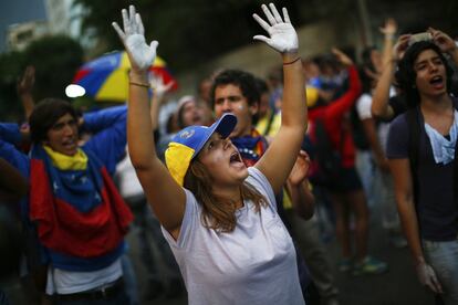 Un grupo de estudiantes protestan en el centro de Caracas (Venezuela), 17 de febrero de 2014.