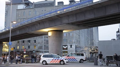 A polícia em frente a sala de concertos que recebeu um alerta terrorista na quarta-feira, dia 23 de agosto.