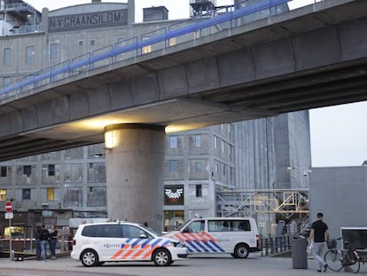 A polícia em frente a sala de concertos que recebeu um alerta terrorista na quarta-feira, dia 23 de agosto.