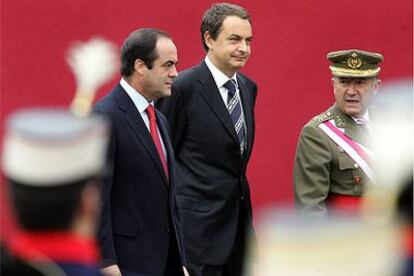 José Bono, José Luis Rodríguez Zapatero y el jefe del Estado Mayor de la Defensa, Félix Sanz, en un momento del desfile de la Fiesta Nacional.