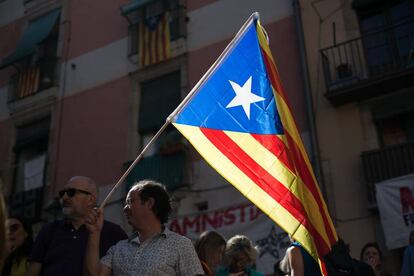 El Fossar de les Moreres s'ha omplert de ciutadans amb estelades.