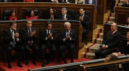 Los expresidentes del Gobierno Rajoy, Zapatero, Aznar y González aplauden a los reyes Juan Carlos y Sofía en la conmemoración del 40º aniversario de la Constitución.