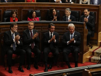 Los expresidentes del Gobierno Rajoy, Zapatero, Aznar y González aplauden a los reyes Juan Carlos y Sofía en la conmemoración del 40º aniversario de la Constitución.