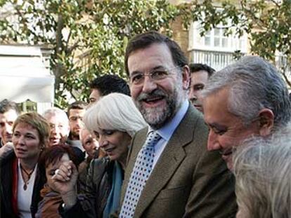 Teófila Martínez, Mariano Rajoy y Javier Arenas, ayer en Cádiz.