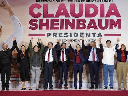Claudia Sheinbaum y su equipo de precampaña, en Ciudad de México, el pasado 27 de noviembre.