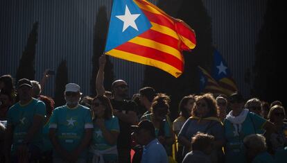 Un grupo de manifestantes con una bandera independentista durante la Diada.