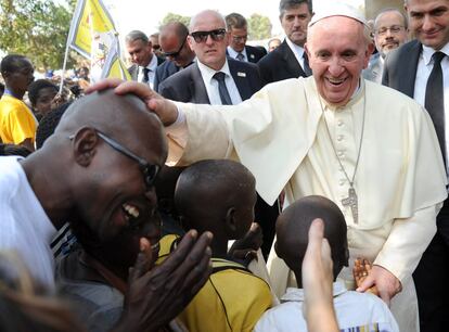 El papa Francisco bendice a los desplazados de un campo de refugiados en Bangui (República Centroafricana).