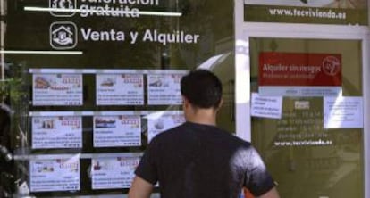 Vista de un escaparate de una inmobiliaria en Madrid.