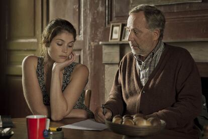 Gemma Arterton y Fabrice Luchini, en &#039;Primavera en Normand&iacute;a&#039;.