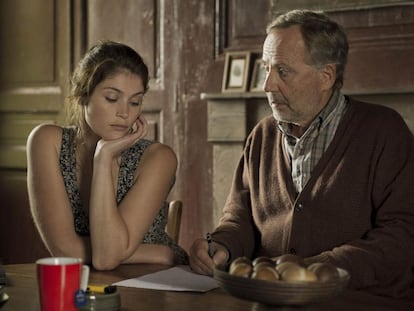 Gemma Arterton y Fabrice Luchini, en 'Primavera en Normandía'.