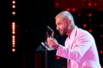 El cantante colombiano Maluma, con el premio Billboard Espíritu de la Esperanza el miércoles en Sunrise, a las afueras de Miami, Florida (EE.UU).