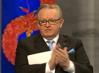 Martti Ahtisaari aplaude durante la ceremonia en la que ha recibido el Premio Nobel de la Paz