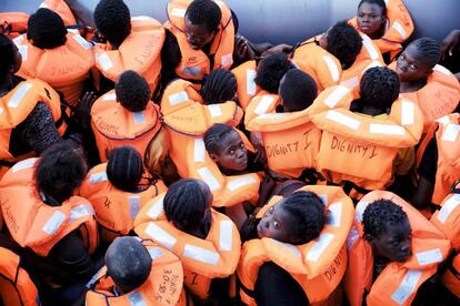 Rescate de barcas neumáticas con migrantes subsaharianos frente a aguas libias.