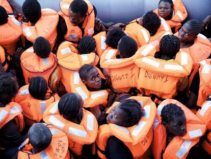 Rescate de barcas neumáticas con migrantes subsaharianos frente a aguas libias.