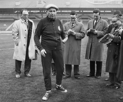 Béla Guttmann, en abril de 1962 con un grupo de periodistas en Londres antes de jugar contra el Tottenham.