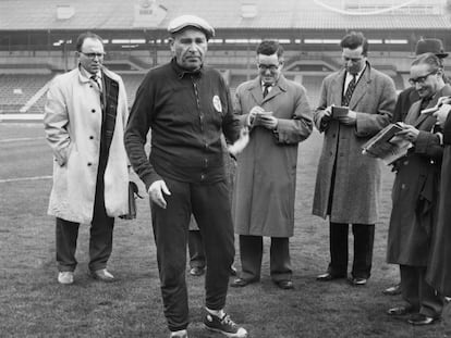 Béla Guttmann, en abril de 1962 con un grupo de periodistas en Londres antes de jugar contra el Tottenham.