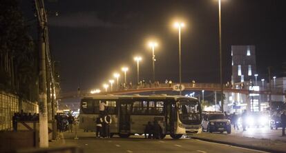 Agentes de seguridad negocian con el hombre que secuestró el autobús.
